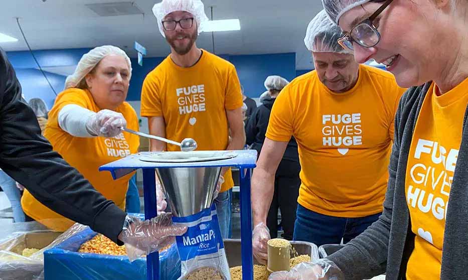Fuger measuring food for packing